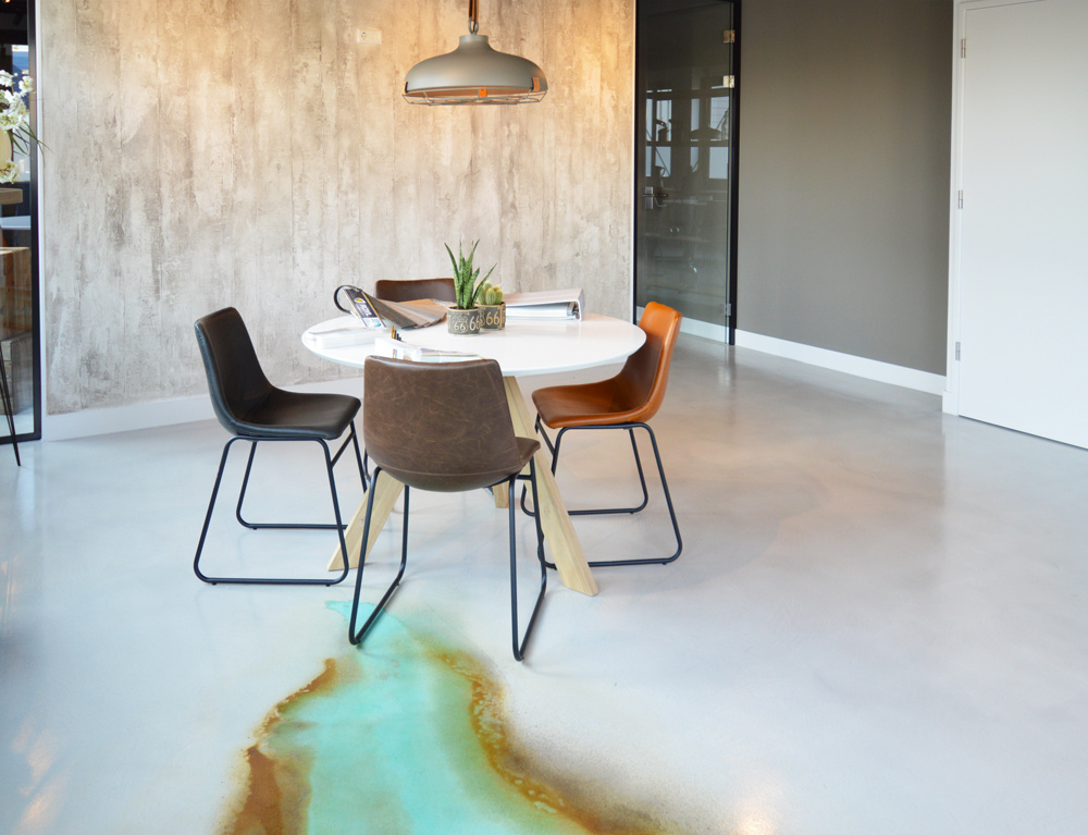 Pavimento cemento resina acidificato e parete acciaio corten Pavimenti in resina o cemento
