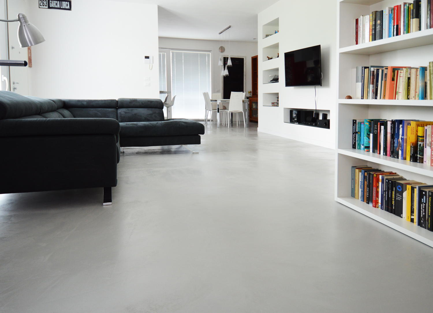Microverlay®, pavimento cemento resina basso spessore finitura taupe. Casa privata, Bolzano Vicentino (VI)