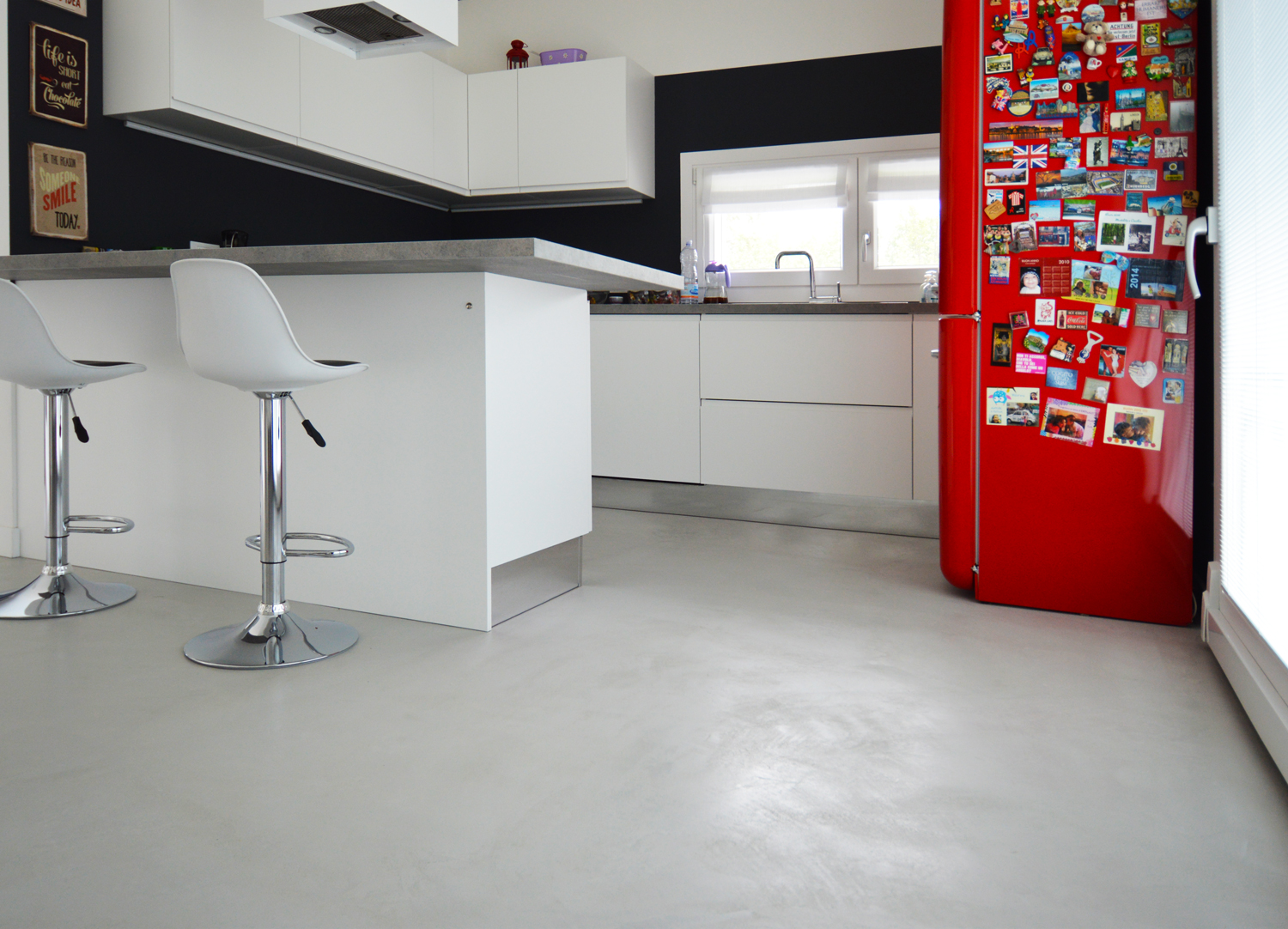 Microverlay®, pavimento cemento resina basso spessore finitura taupe. Villa privata, Bolzano Vicentino