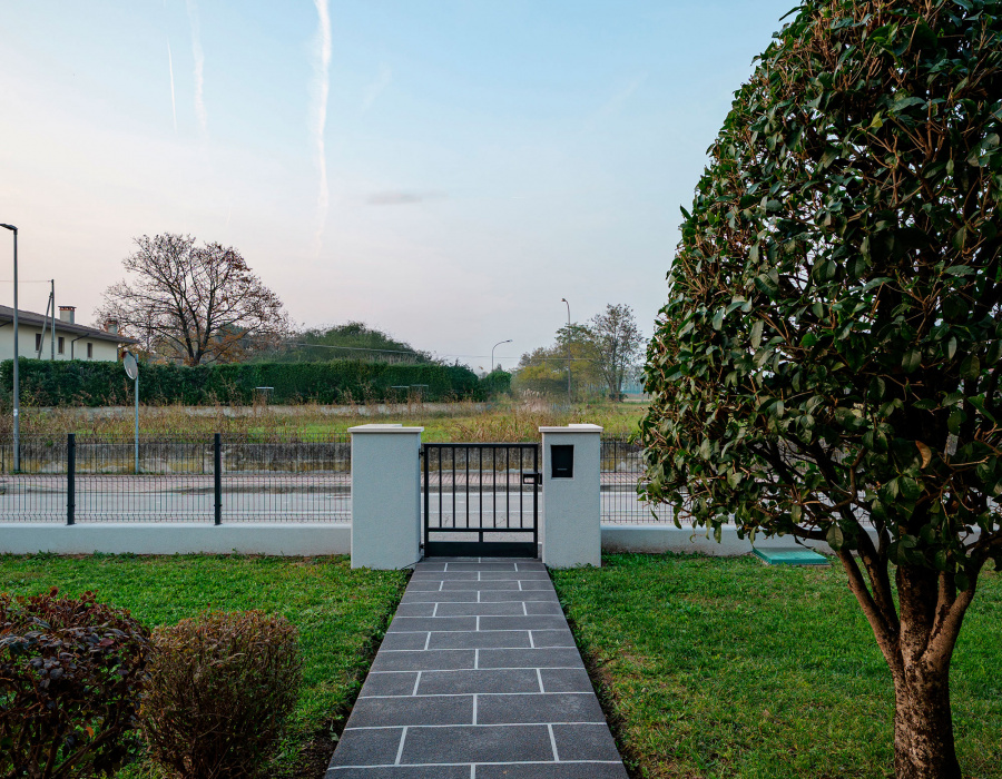 Pavimento stencil spray e pareti in intonaco stampato. Abitazione privata, Istrana (VE)