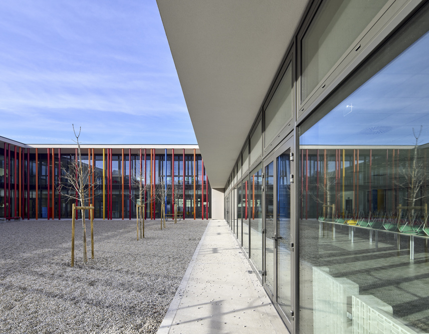 Camminamento in cemento industriale Pavilux, finitura pettinata antiscivolo, scuola primaria Marconi Scorzè (VE)