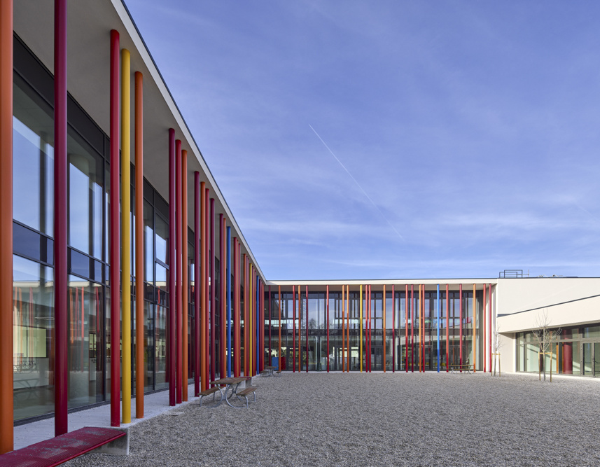 Camminamento in cemento industriale Pavilux, finitura pettinata antiscivolo, scuola primaria Marconi Scorzè (VE)