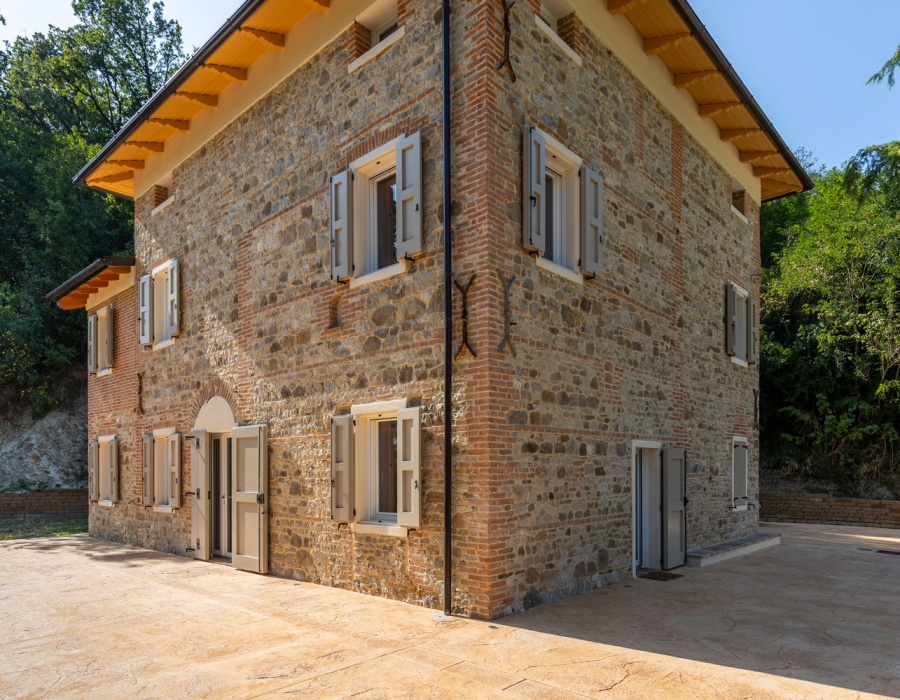 Plam Stampable, cemento stampato effetto roccia colore champagne, sfumatura tawny. Villa privata, Valsamoggia (BO), Appennino Bolognese. Copyright: Engel & Volkers 01