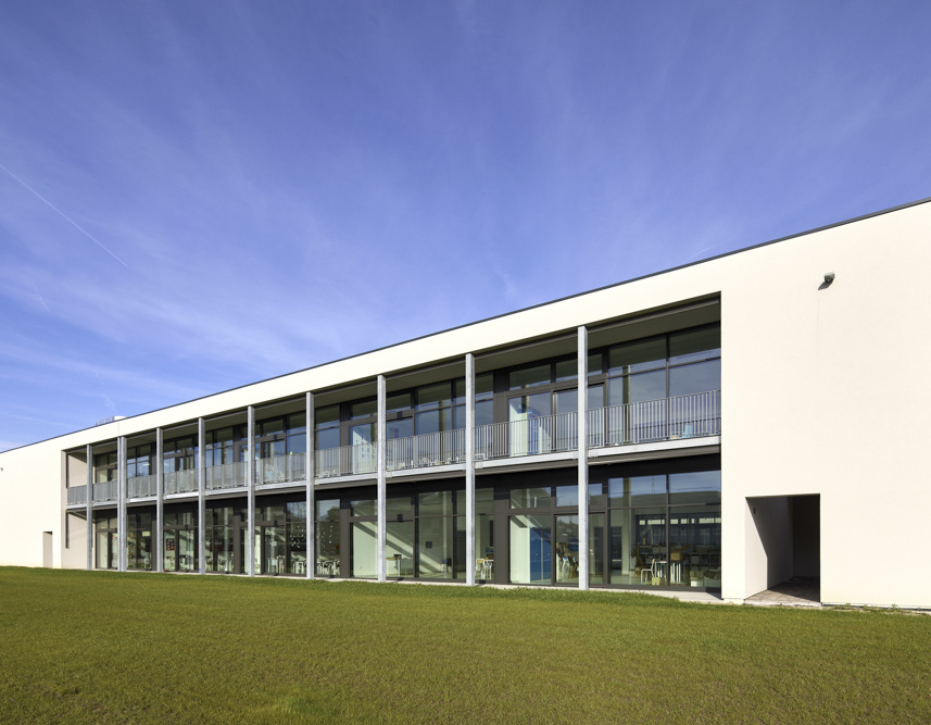 Camminamento in cemento industriale Pavilux, finitura pettinata antiscivolo, scuola primaria Marconi Scorzè (VE)