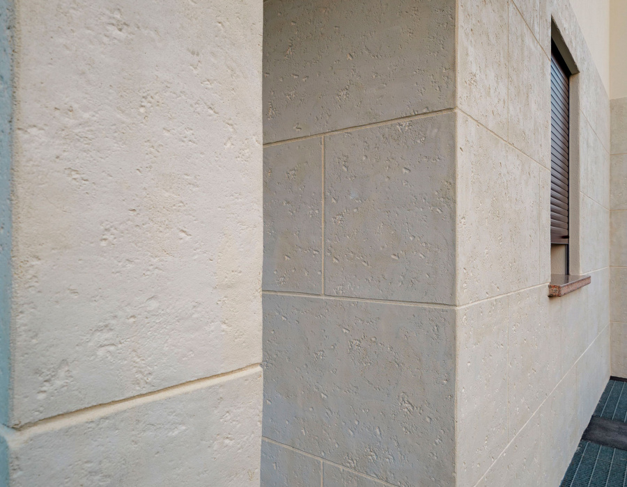 Dettaglio colonne e pareti in intonaco stampato. Abitazione privata, Istrana (VE)