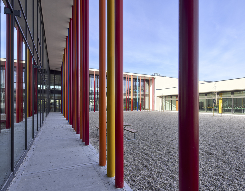 Camminamento in cemento industriale Pavilux, finitura pettinata antiscivolo, scuola primaria Marconi Scorzè (VE)