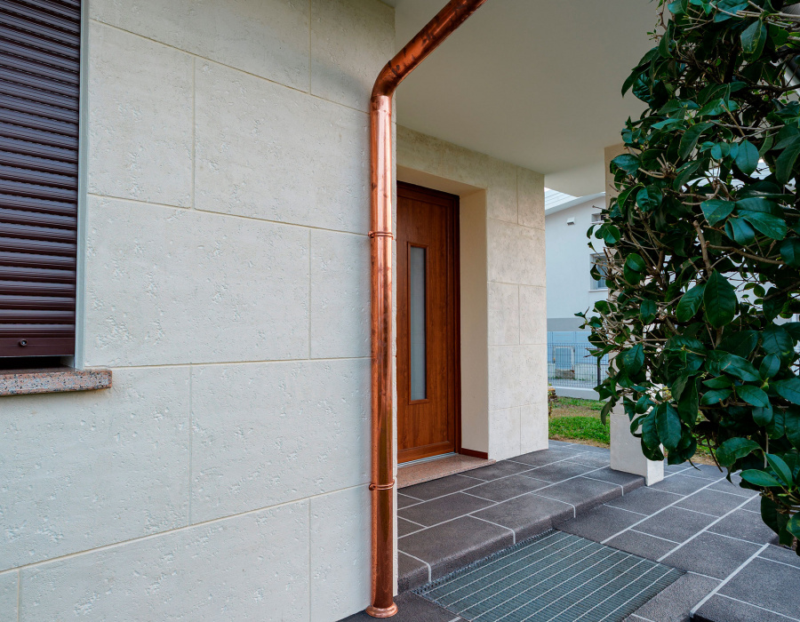 Pavimento stencil spray e pareti in intonaco stampato. Abitazione privata, Istrana (VE)