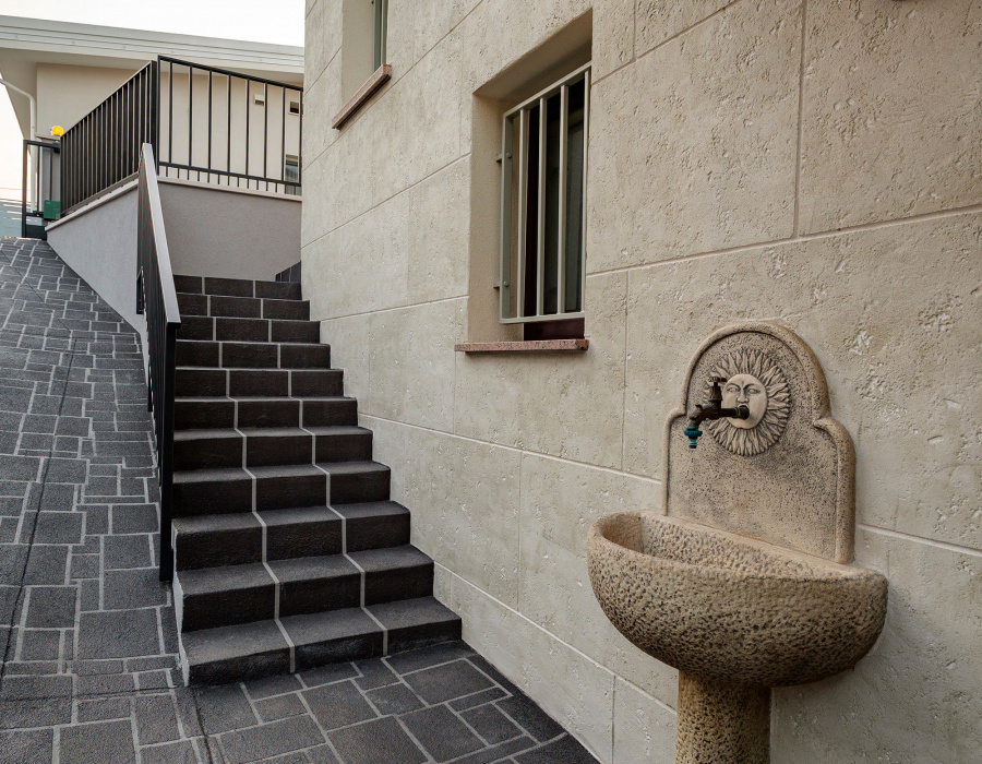 Pavimento stencil spray e pareti in intonaco stampato. Abitazione privata, Istrana (VE)