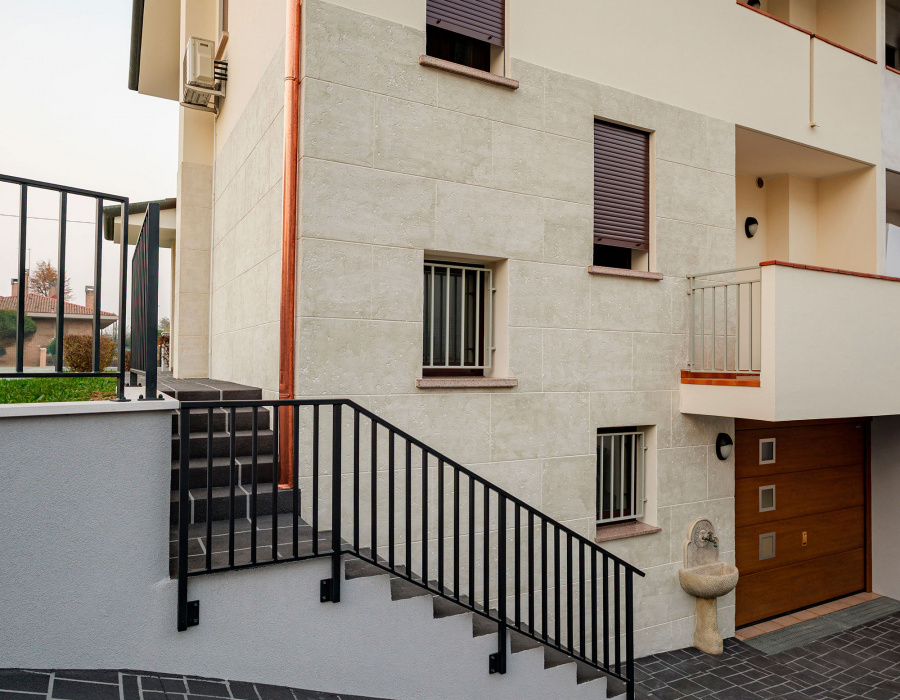 Pavimento stencil spray e pareti in intonaco stampato. Abitazione privata, Istrana (VE)