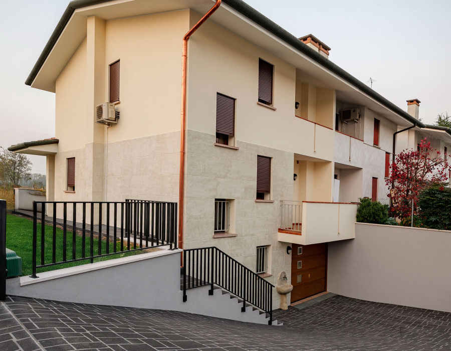 Pavimento stencil spray e pareti in intonaco stampato. Abitazione privata, Istrana (VE)