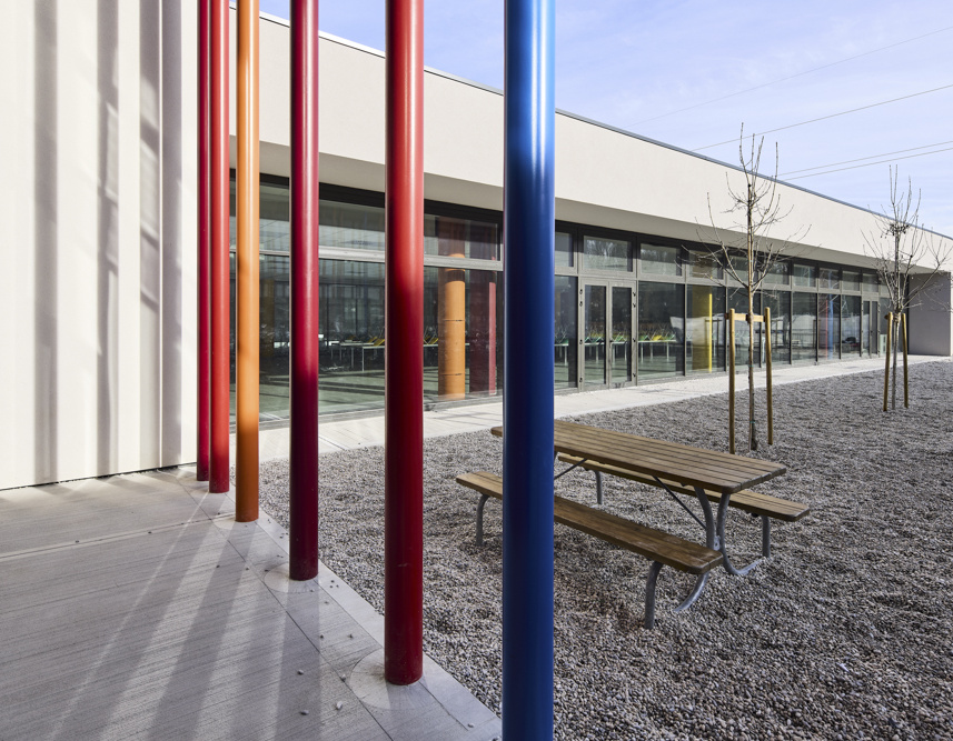 Camminamento in cemento industriale Pavilux, finitura pettinata antiscivolo, scuola primaria Marconi Scorzè (VE)