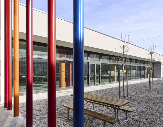 Camminamento in cemento industriale Pavilux, finitura pettinata antiscivolo, scuola primaria Marconi Scorzè (VE)