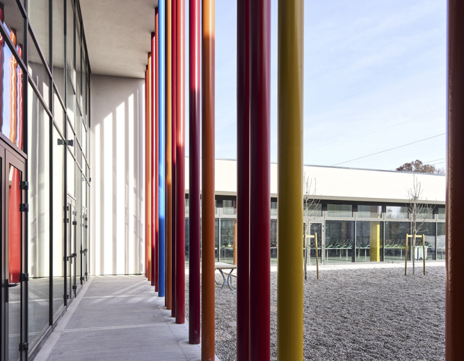 Camminamento in cemento industriale Pavilux, finitura pettinata antiscivolo, scuola primaria Marconi Scorzè (VE)