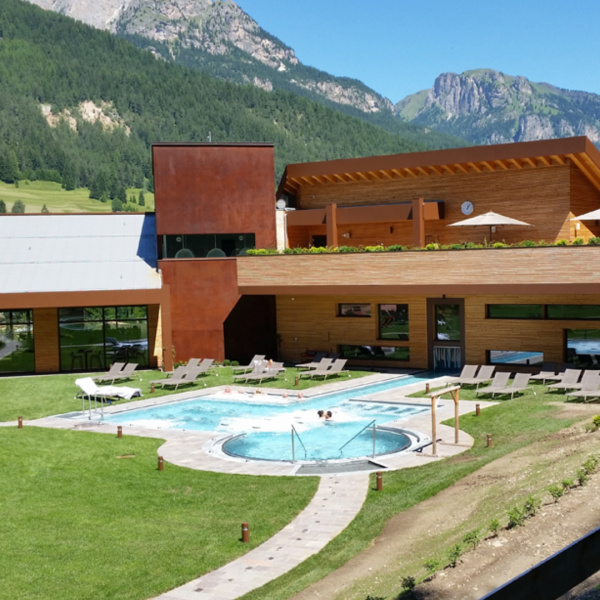 Oxydecor®, rivestimento verticale effetto Corten. QC terme Dolomiti, Val di Fassa, (TN). Progetto: Mariela Goncalves