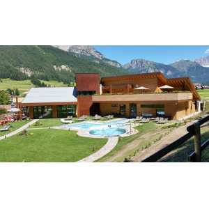 Oxydecor®, rivestimento verticale effetto Corten. QC terme Dolomiti, Val di Fassa, (TN). Progetto: Mariela Goncalves