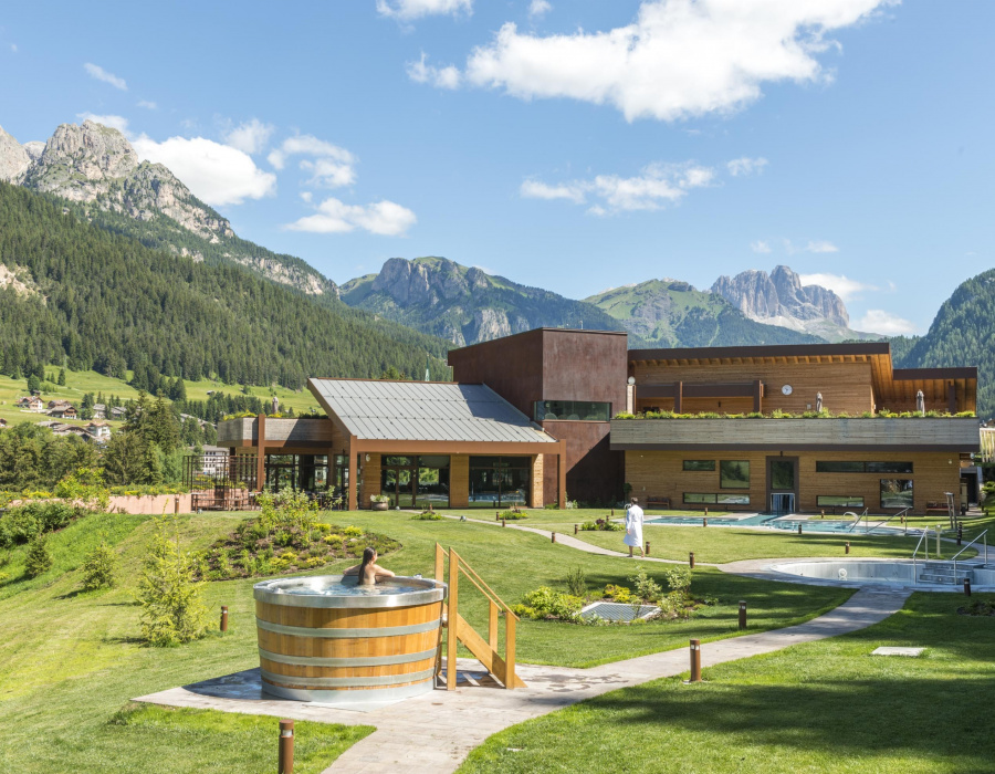 Oxydecor®, rivestimento verticale effetto Corten. QC terme Dolomiti, Val di Fassa, (TN). Progetto: Mariela Goncalves