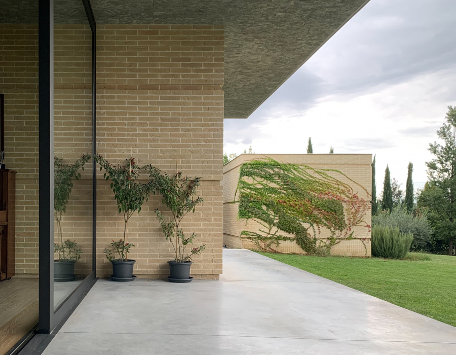 Deco Nuvolato Isoplam, pavimento nuvolato per patio esterno. The Veterinarian’s House, villa privata - Assisi (PG). Progetto: architetto Gregorio Pecorelli