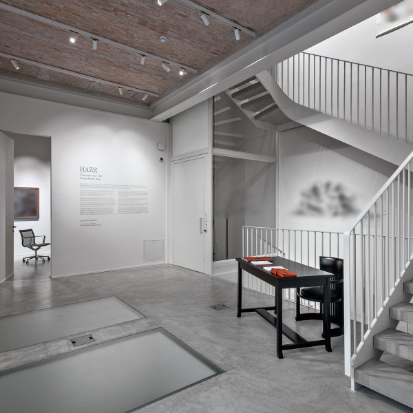 Scala e pavimento in Microverlay® taupe a basso spessore nell’ingresso della Fondazione Elpis Milano