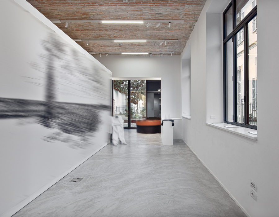Microverlay®, pavimento cemento resina basso spessore finitura taupe. Fondazione Elpis, Milano. Progetto: Giovanna Latis