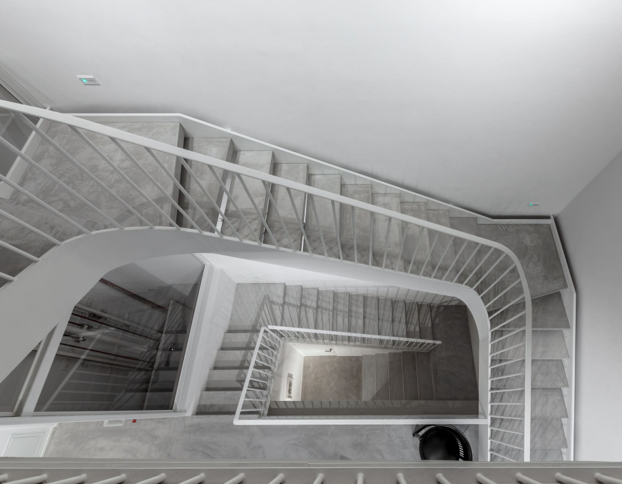 Microverlay®, pavimento cemento resina basso spessore finitura taupe. Fondazione Elpis, Milano. Progetto: Giovanna Latis