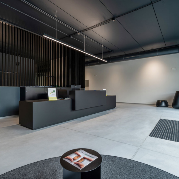 Deco Nuvolato pavimento nuvolato light gray per reception uffici. Ecosism Srl Battaglia Terme (PD). Superficie continua resistente e raffinata per spazi di accoglienza professionali.