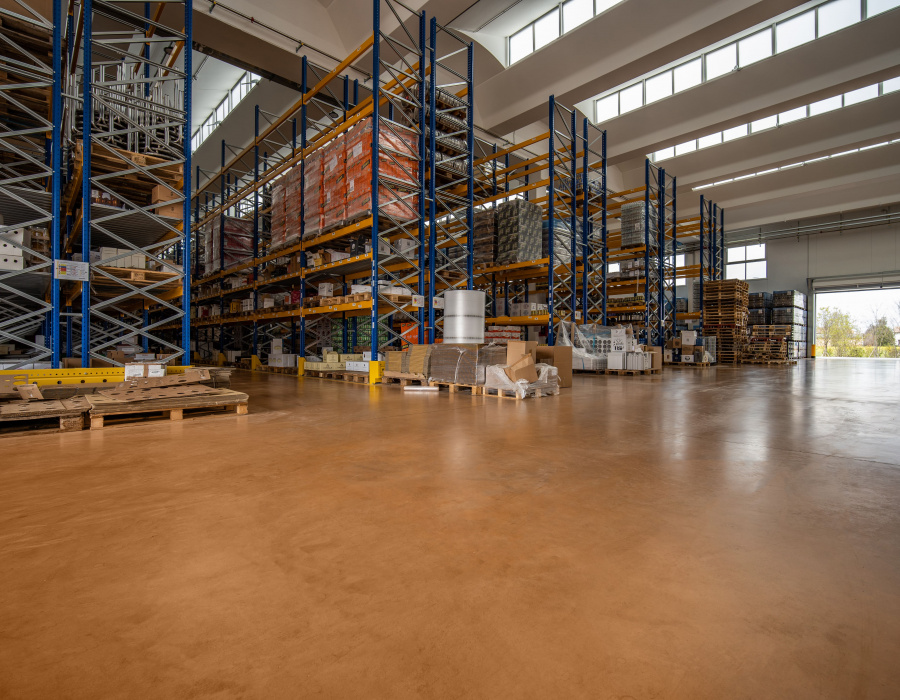 pavimento in cemento colorato per magazzini e logistica - Ferrowine Castelfranco V.to