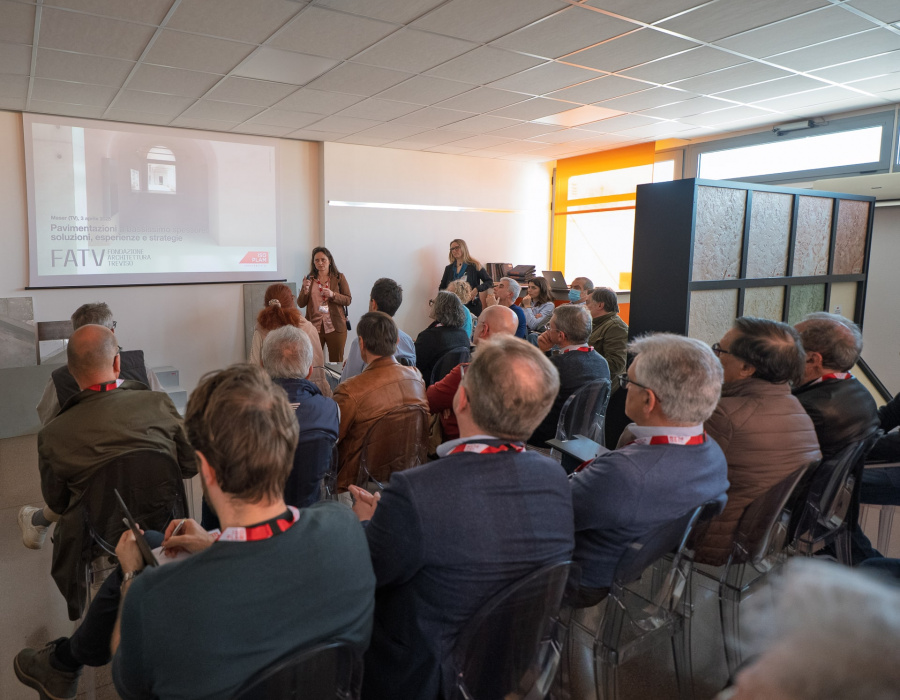 Foto dell’evento FATV 2025 presso la sede di Isoplam, con architetti e progettisti coinvolti nella presentazione e discussione di soluzioni architettoniche innovative.01