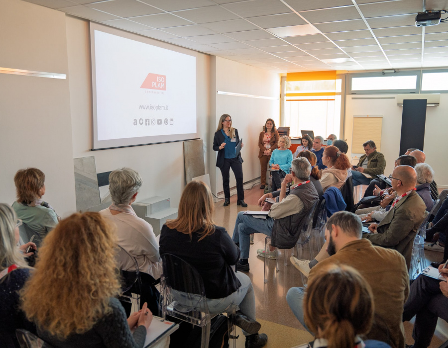 Foto dell’evento FATV 2025 presso la sede di Isoplam, con architetti e progettisti coinvolti nella presentazione e discussione di soluzioni architettoniche innovative.02