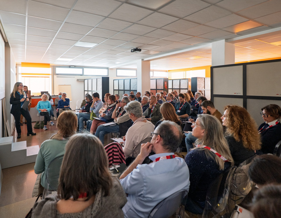 Foto dell’evento FATV 2025 presso la sede di Isoplam, con architetti e progettisti coinvolti nella presentazione e discussione di soluzioni architettoniche innovative.04