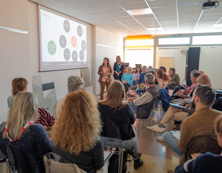 Foto dell’evento FATV 2025 presso la sede di Isoplam, con architetti e progettisti coinvolti nella presentazione e discussione di soluzioni architettoniche innovative.05