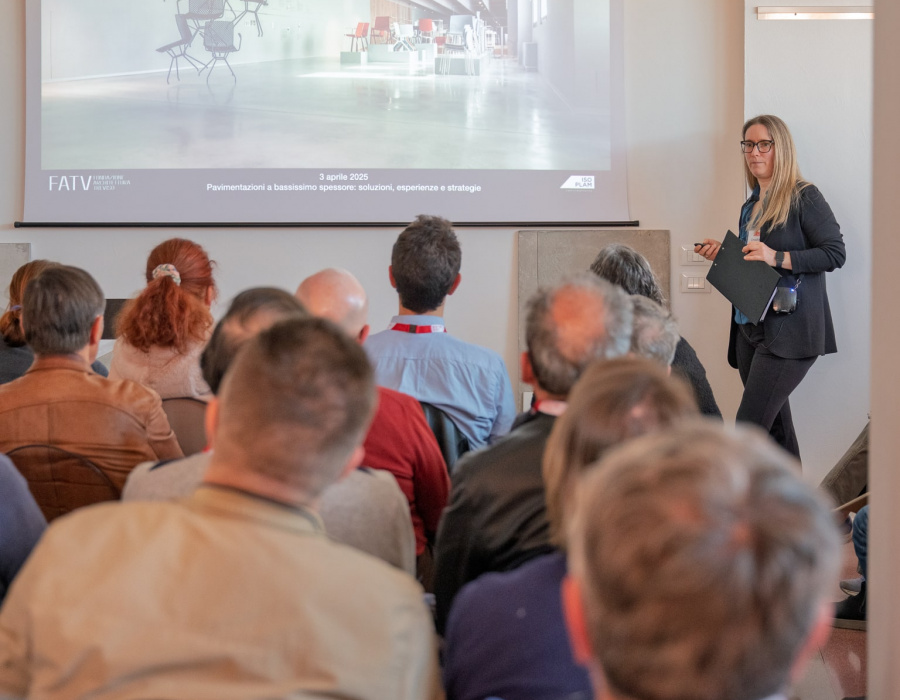 Foto dell’evento FATV 2025 presso la sede di Isoplam, con architetti e progettisti coinvolti nella presentazione e discussione di soluzioni architettoniche innovative.10