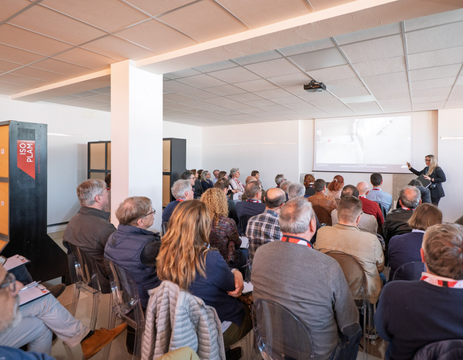 Foto dell’evento FATV 2025 presso la sede di Isoplam, con architetti e progettisti coinvolti nella presentazione e discussione di soluzioni architettoniche innovative.11