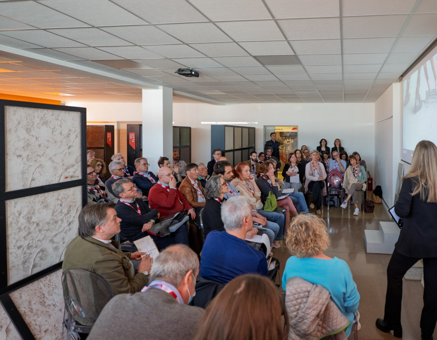 Foto dell’evento FATV 2025 presso la sede di Isoplam, con architetti e progettisti coinvolti nella presentazione e discussione di soluzioni architettoniche innovative.12