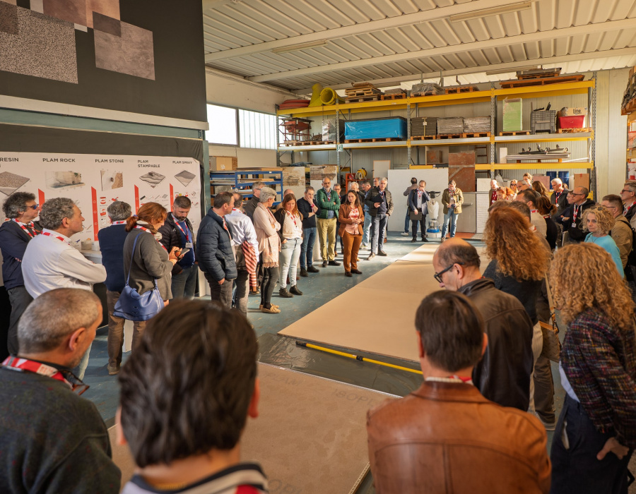 Foto dell’evento FATV 2025 presso la sede di Isoplam, con architetti e progettisti coinvolti nella presentazione e discussione di soluzioni architettoniche innovative.15