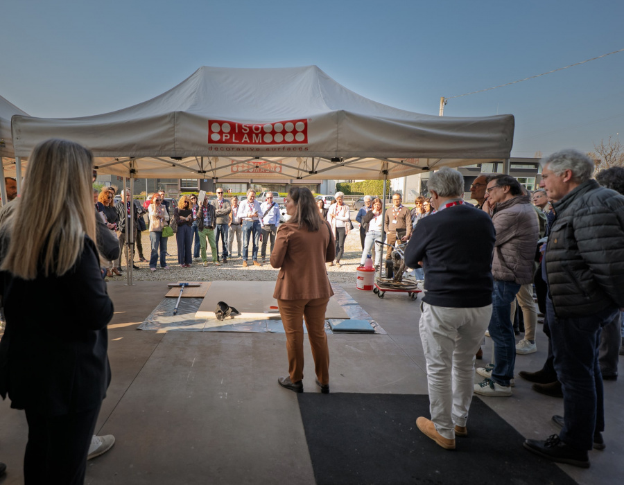 Foto dell’evento FATV 2025 presso la sede di Isoplam, con architetti e progettisti coinvolti nella presentazione e discussione di soluzioni architettoniche innovative.17