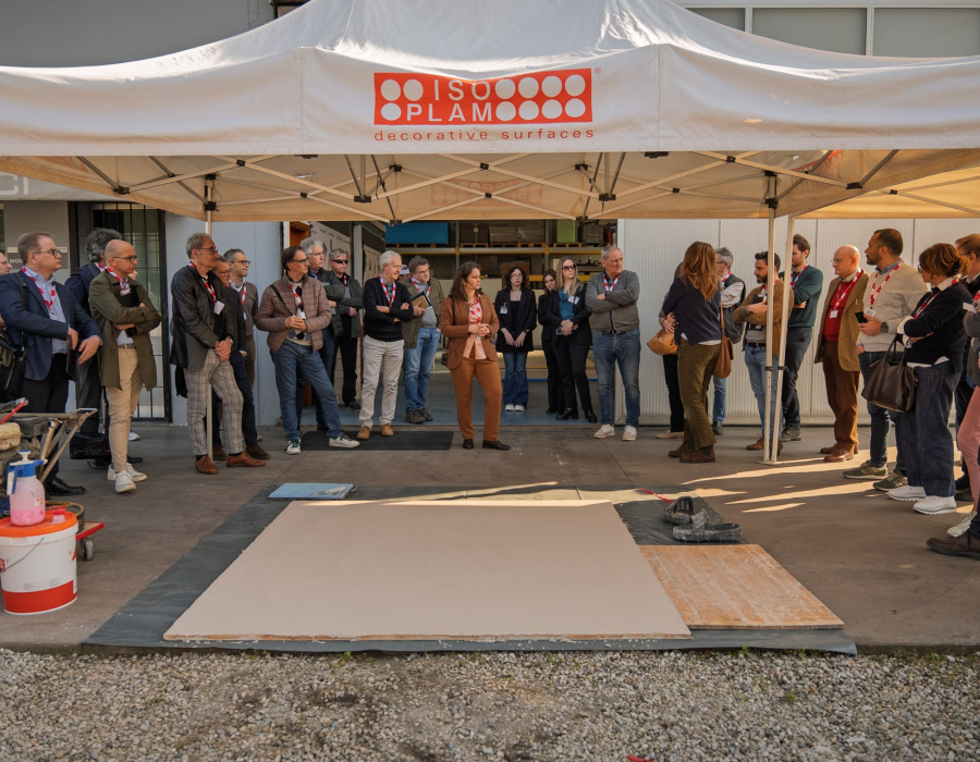 Foto dell’evento FATV 2025 presso la sede di Isoplam, con architetti e progettisti coinvolti nella presentazione e discussione di soluzioni architettoniche innovative.18