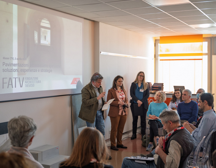 Foto dell’evento FATV 2025 presso la sede di Isoplam, con architetti e progettisti coinvolti nella presentazione e discussione di soluzioni architettoniche innovative.19