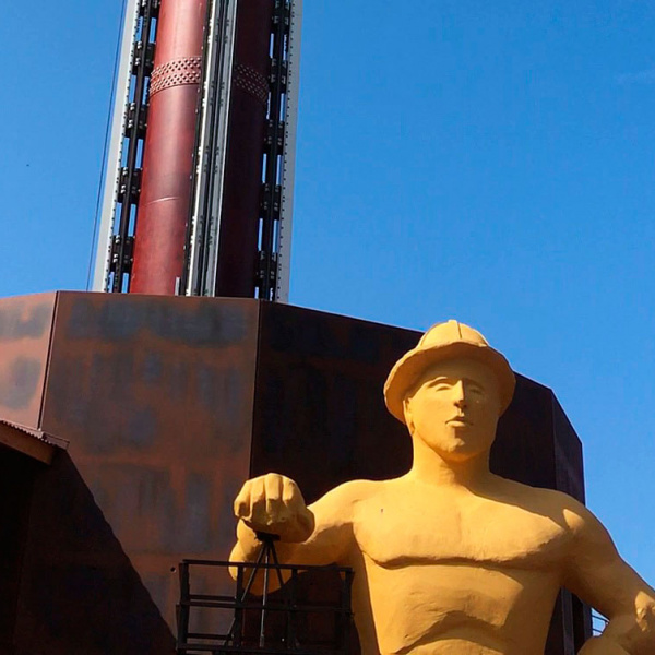 Golden Driller attractie - Fraispertuis park (Jeanménil, Frankrijk)