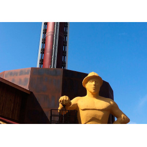 Attrazione Golden Driller - parco Fraispertuis (Jeanménil, Francia)