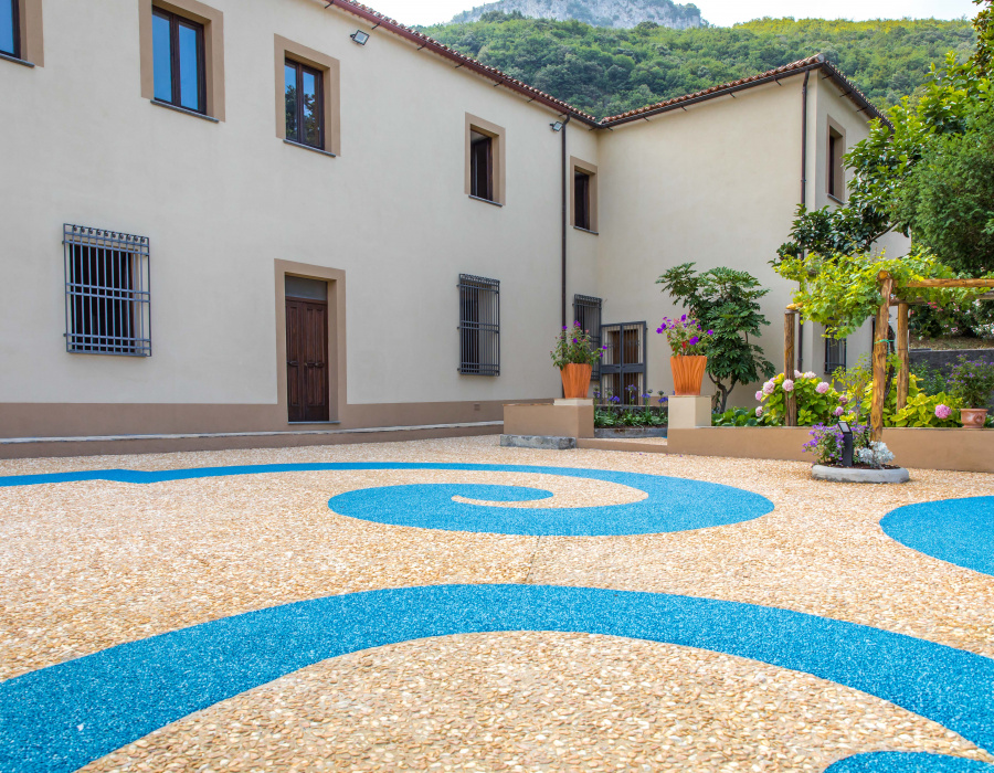 ItalianTerrazzo®, sol en béton désactivé couleur giallo ocra et blu oltremare. Giardino delle Arti, Maratea (Italie) Project Arch. Francesco Canestrini. 04