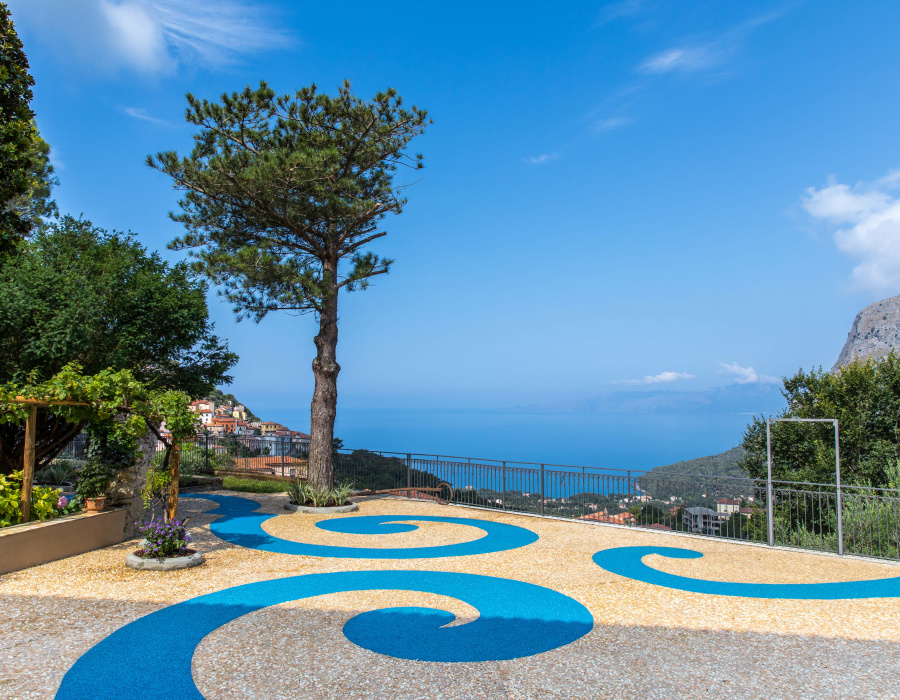 ItalianTerrazzo®, pavimento ghiaino lavato colore giallo ocra e blu oltremare. Giardino delle Arti, Maratea (PZ). Progetto Arch. Francesco Canestrini. 02