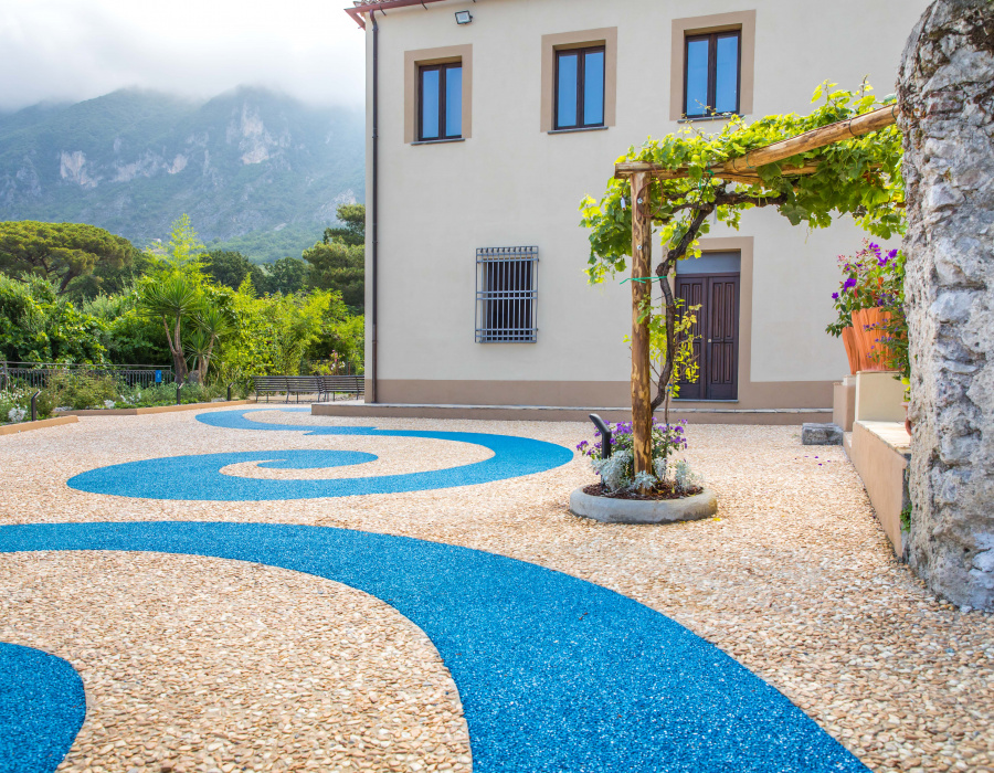 ItalianTerrazzo®, Waschbeton Giallo Ocra und blu oltremare Farbe. Giardino delle Arti, Maratea (Italien). Projekt  Arch. Francesco Canestrini. 05