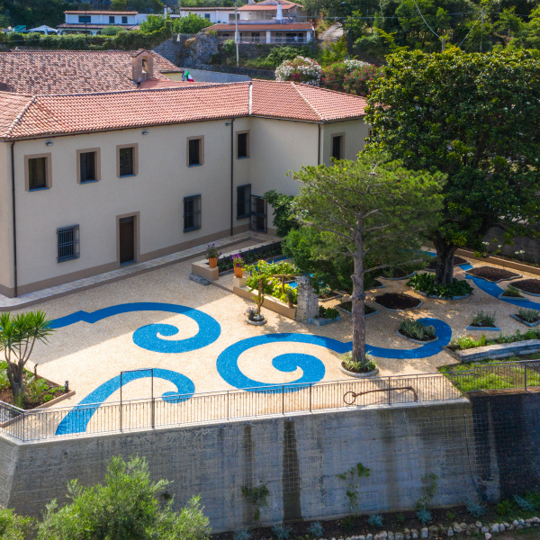 ItalianTerrazzo®, Waschbeton Giallo Ocra und blu oltremare Farbe. Giardino delle Arti, Maratea (Italien). Projekt  Arch. Francesco Canestrini. 01