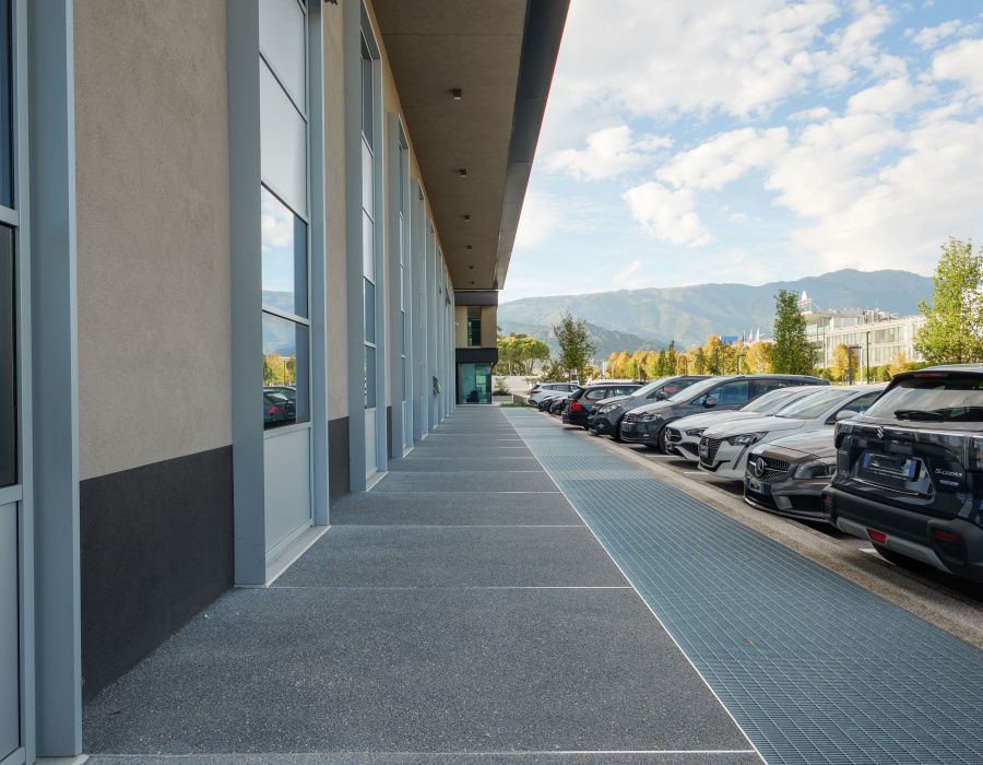 ItalianTerrazzo Ghiaino Lavato pavimento esterno Azienda Vittorio Veneto TV02-min