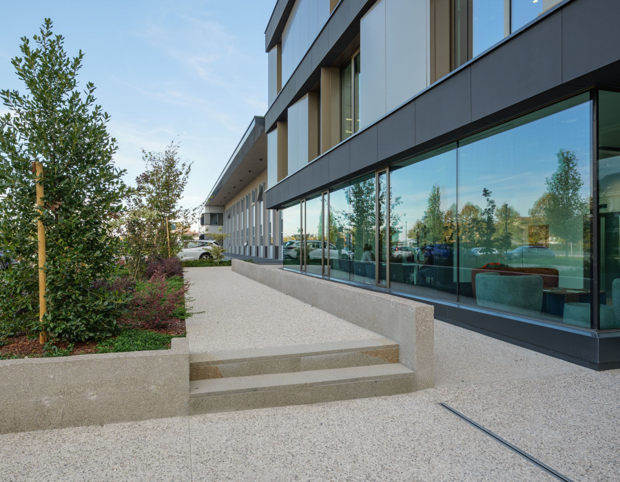 ItalianTerrazzo Ghiaino Lavato pavimento esterno Azienda Vittorio Veneto TV08-min