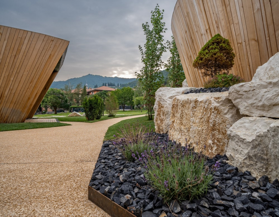 ItalianTerrazzo®, pavimento ghiaino lavato colore giallo ocra. Roggia dei Cedri, Valdobbiadene (TV) Progetto: Studio Architettura Segni Arch. F. Callegaro & Arch. E. Favero