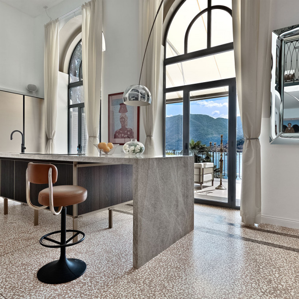 Maxiveneziana Terrazzoverlay XL colore Duna, marmo Verona e Nero Ebano. Villa privata, Moltrasio (CO) 08