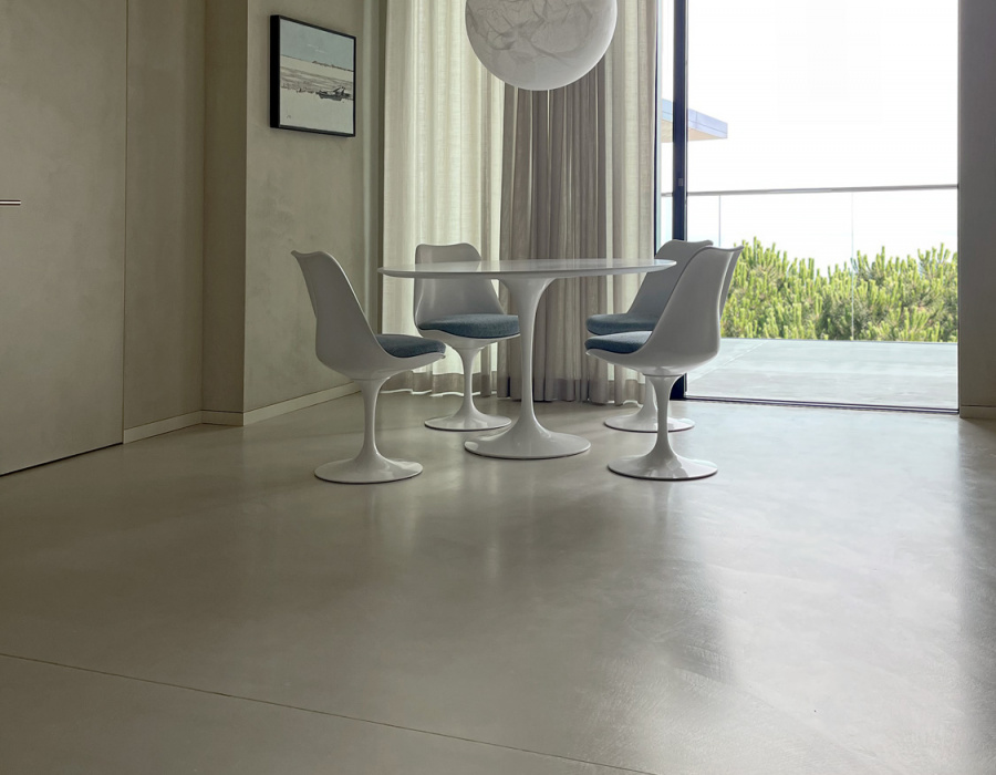 Micro Velvet, cement resin floor with turtledove finish. Private villa, Milano Marittima (RA)01