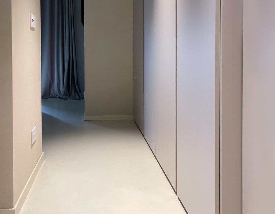 Micro Velvet, cement resin floor with turtledove finish. Private villa, Milano Marittima (RA)05