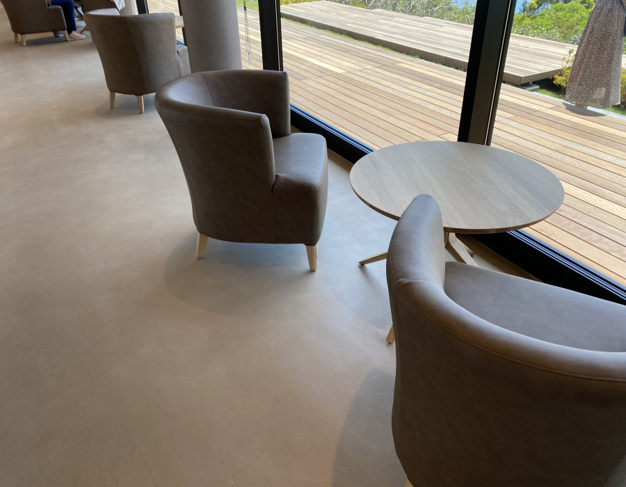 Microverlay®, pavimento cemento resina basso spessore finitura nocciola. Café 321 Shizuoka, Giappone. Progetto: Ishii Architect & Associates. 07